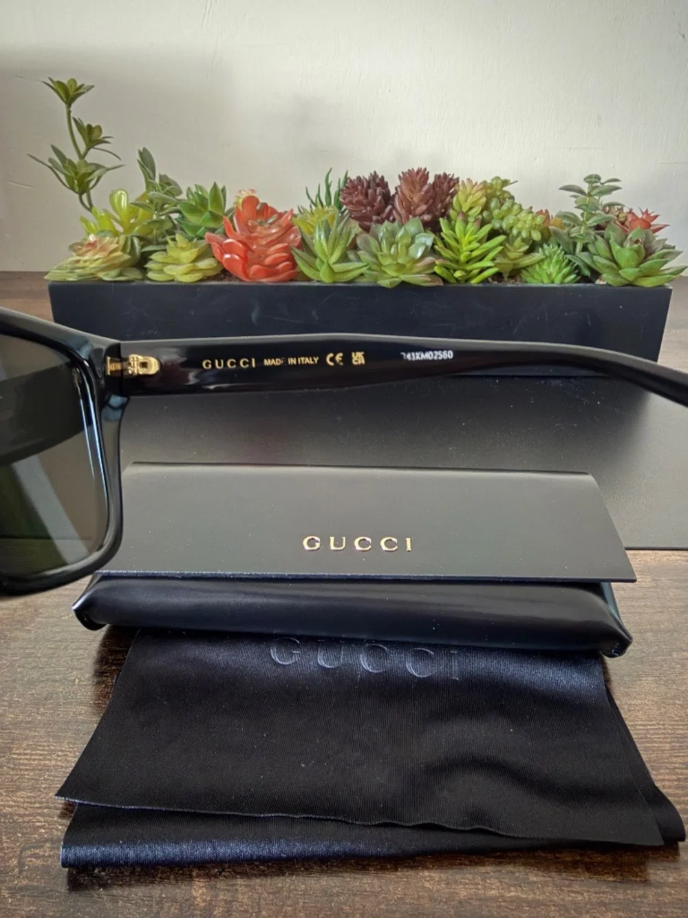 Gucci sunglasses signature
